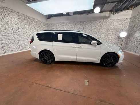 Used 2022 Chrysler Pacifica Limited w/ Uconnect Theater Family Group FWD image 8