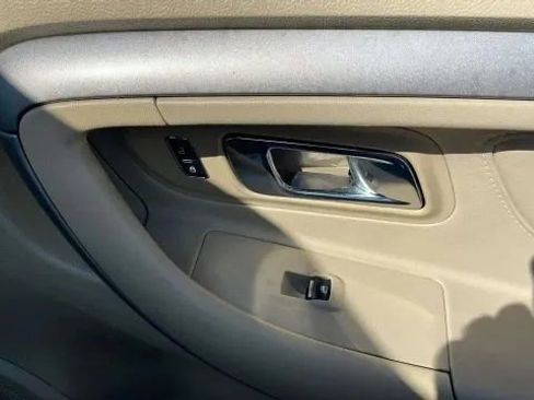 Used 2015 Ford Taurus SEL image 46