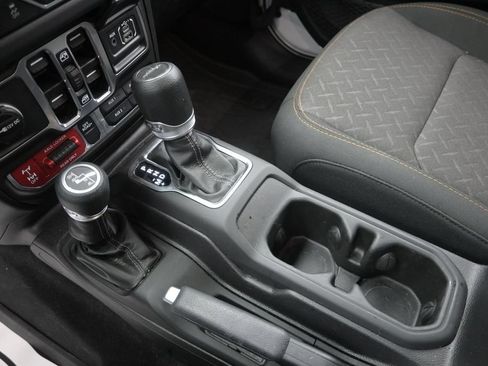 Used 2025 Jeep Gladiator Mojave w/ Convenience Group AWD/4WD image 14