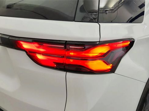 Used 2023 Chevrolet Traverse RS FWD image 15