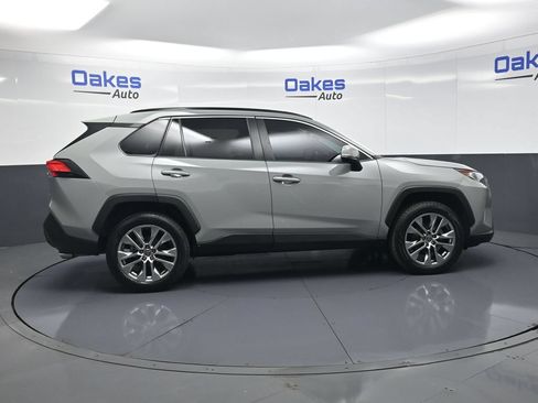 Used 2021 Toyota RAV4 XLE Premium FWD image 9