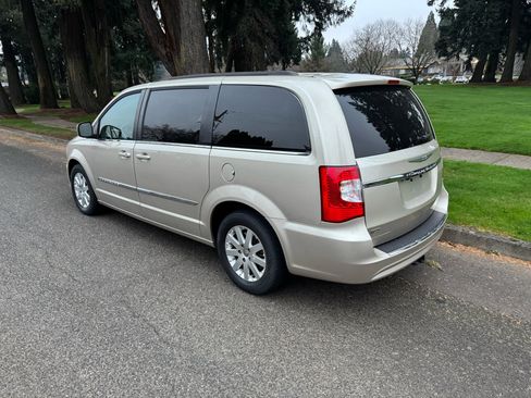 Used 2016 Chrysler Town & Country Touring image 2