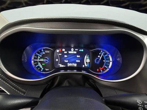 Used 2024 Chrysler Pacifica Select image 20