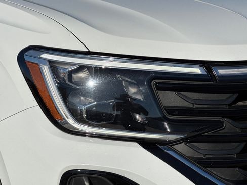 Used 2025 Volkswagen Atlas Cross Sport SE image 9