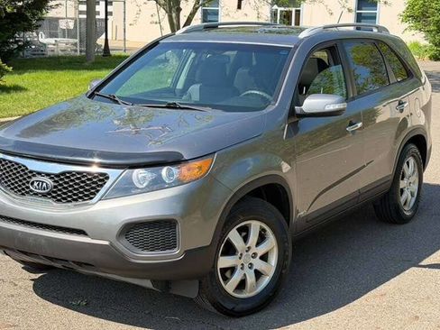 Used 2013 Kia Sorento LX image 2
