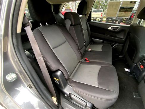 Used 2017 Nissan Pathfinder S image 18