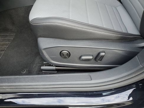 Used 2025 Volkswagen Jetta SE FWD image 22