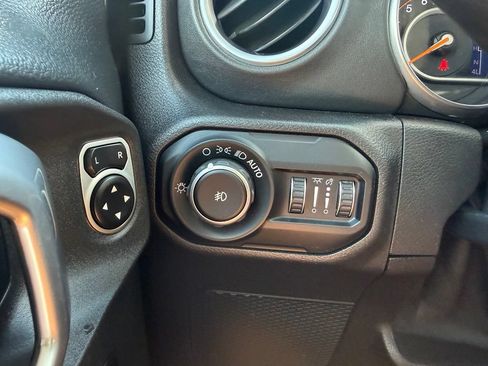 Used 2018 Jeep Wrangler Unlimited Sahara w/ Dual Top Group AWD/4WD image 16