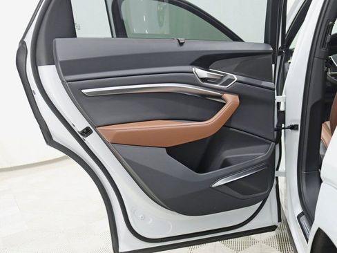 Used 2024 Audi Q8 e-tron Prestige image 36