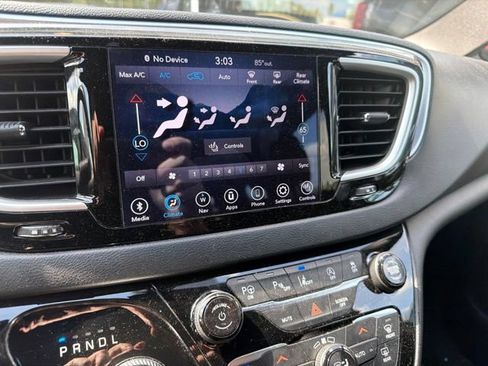 Used 2020 Chrysler Pacifica Touring-L Plus FWD image 5