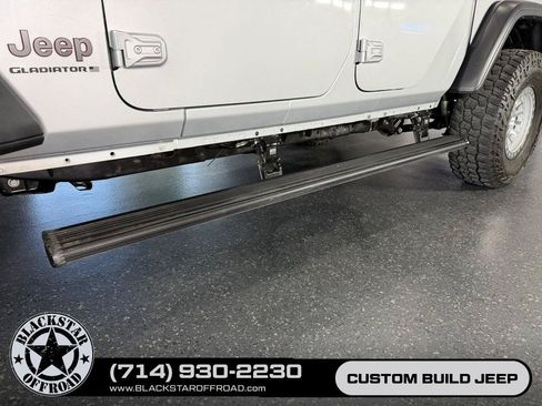 Used 2023 Jeep Gladiator Rubicon w/ Cold Weather Group AWD/4WD image 9