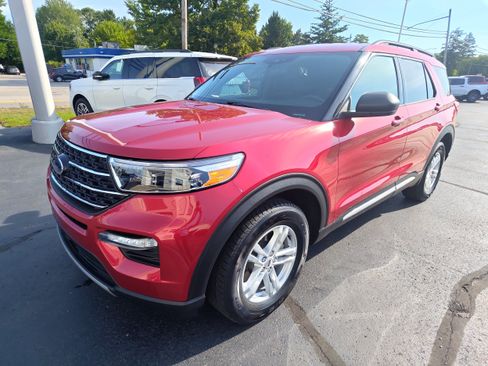 Used 2020 Ford Explorer XLT w/ Equipment Group 202A AWD/4WD image 2