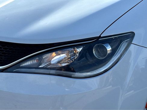 Used 2019 Chrysler Pacifica Touring-L w/ Tire & Wheel Group image 5