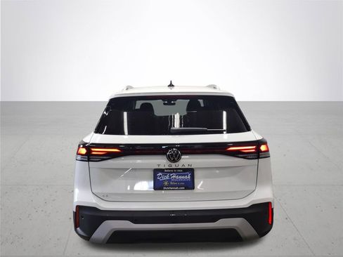 New 2025 Volkswagen Tiguan SE image 11