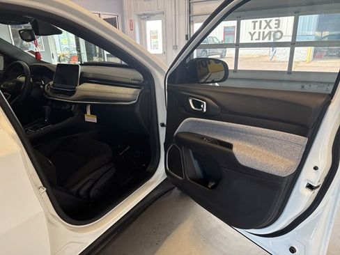 Used 2025 Jeep Compass Sport w/ Mopar Graphics Package image 18