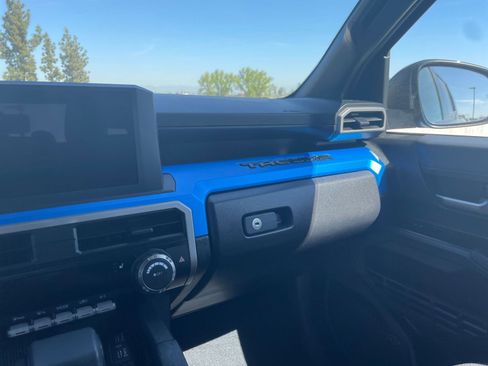 Used 2025 Toyota Tacoma TRD Off-Road image 33