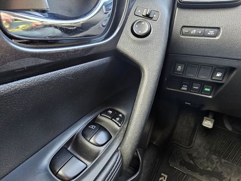 Used 2018 Nissan Rogue S image 36