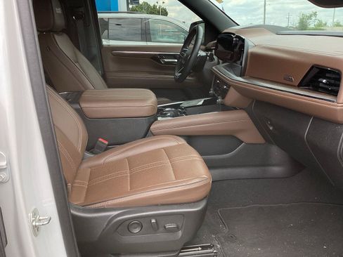 Used 2025 Chevrolet Suburban High Country AWD/4WD image 8