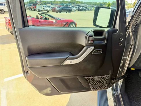 Used 2017 Jeep Wrangler Unlimited Rubicon w/ Connectivity Group AWD/4WD image 12