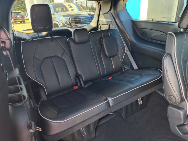Used 2025 Chrysler Pacifica Limited w/ Uconnect Theater Family Group FWD image 10