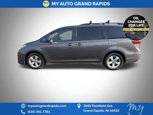 Used 2020 Toyota Sienna LE w/ Carpet Mat Package FWD image 5