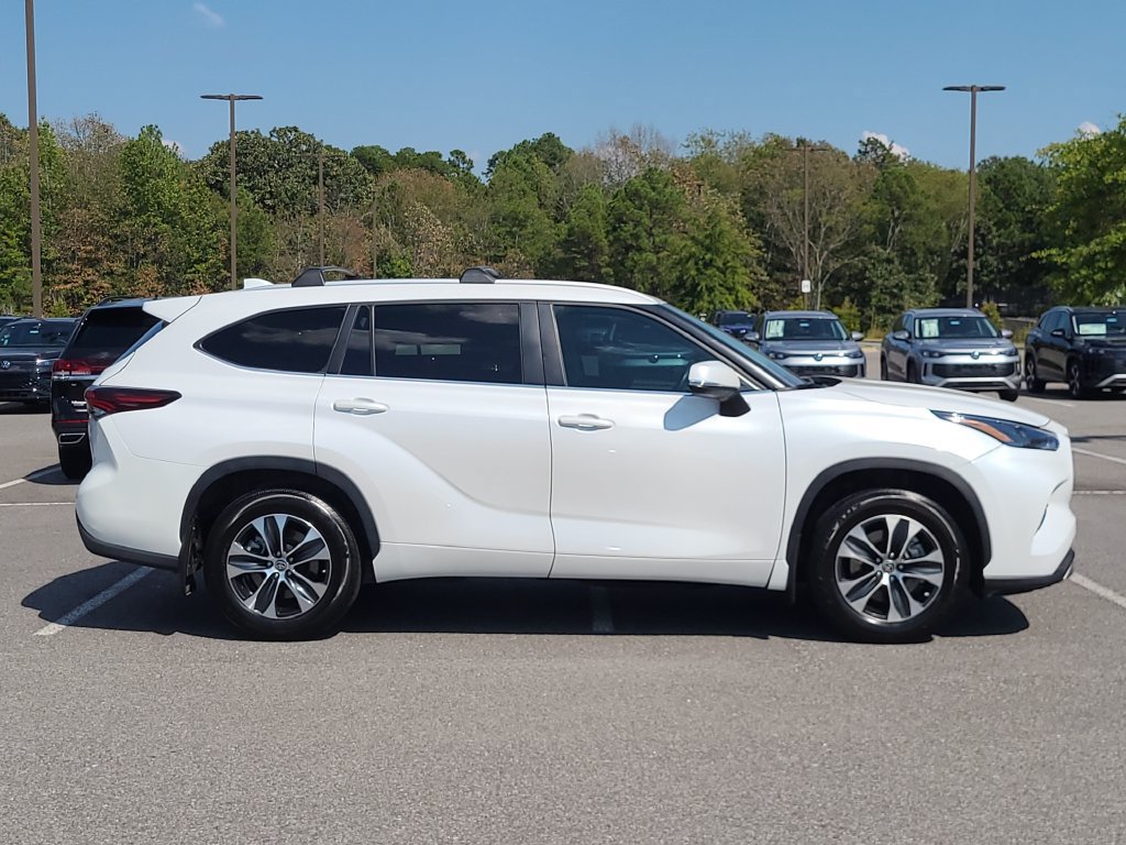 Used 2024 Toyota Highlander XLE FWD image 6