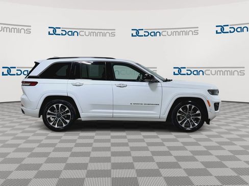 Used 2022 Jeep Grand Cherokee Overland w/ Luxury Tech Group IV AWD/4WD image 9