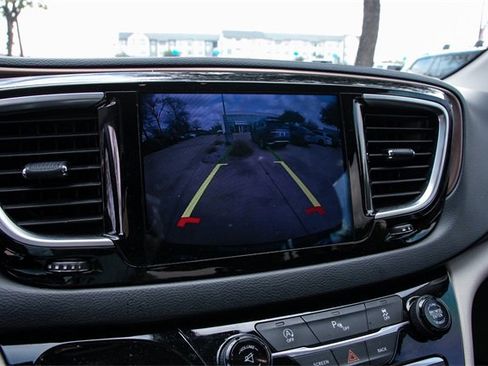 Used 2017 Chrysler Pacifica Touring-L Plus image 20