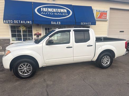 Used 2015 Nissan Frontier SV image 2