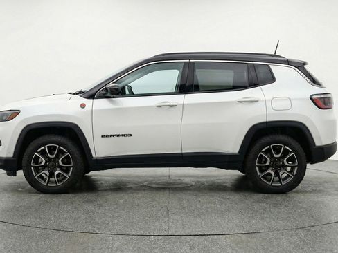 Used 2025 Jeep Compass Trailhawk image 5