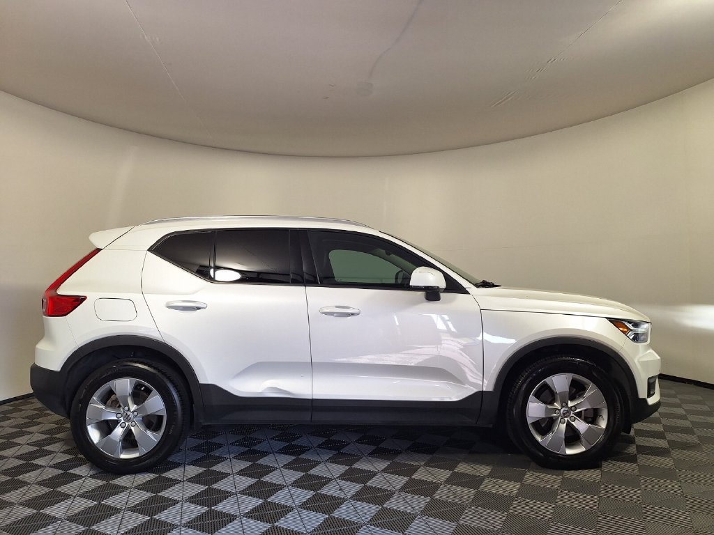Used 2022 Volvo XC40 T5 Momentum AWD/4WD image 4