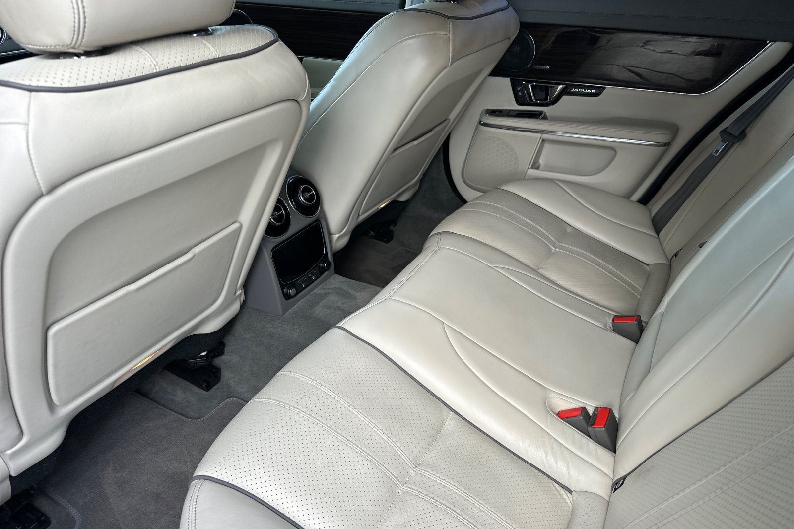 Used 2016 Jaguar XJ R-Sport RWD image 14