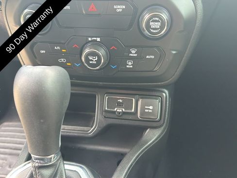 Used 2018 Jeep Renegade Latitude FWD image 29