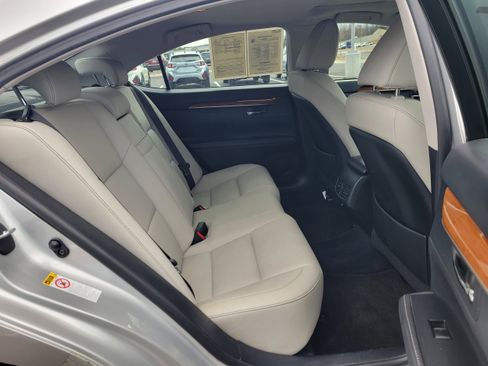 Used 2013 Lexus ES 300h image 32