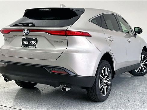 Used 2022 Toyota Venza XLE image 2