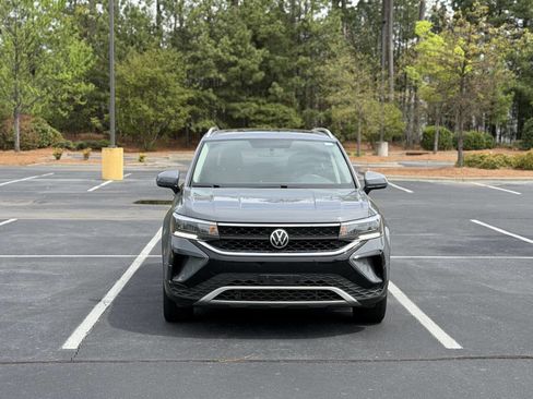 Used 2022 Volkswagen Taos SE image 2