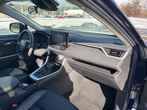 Used 2022 Toyota RAV4 XLE Premium image 11