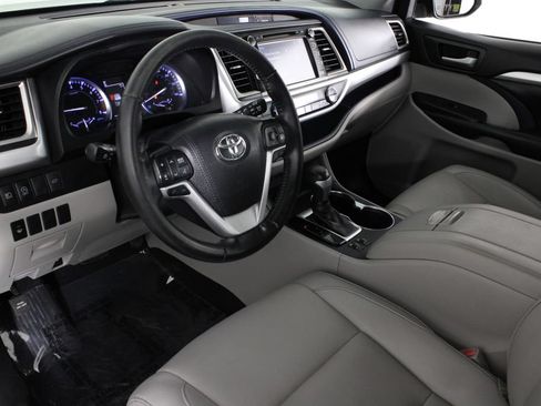 Used 2019 Toyota Highlander XLE AWD/4WD image 19