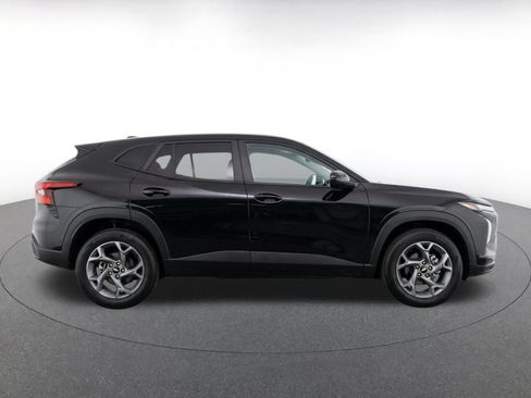 Used 2025 Chevrolet Trax LT w/ LT Convenience Package FWD image 10