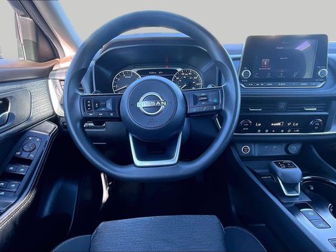 Used 2023 Nissan Rogue SV image 5