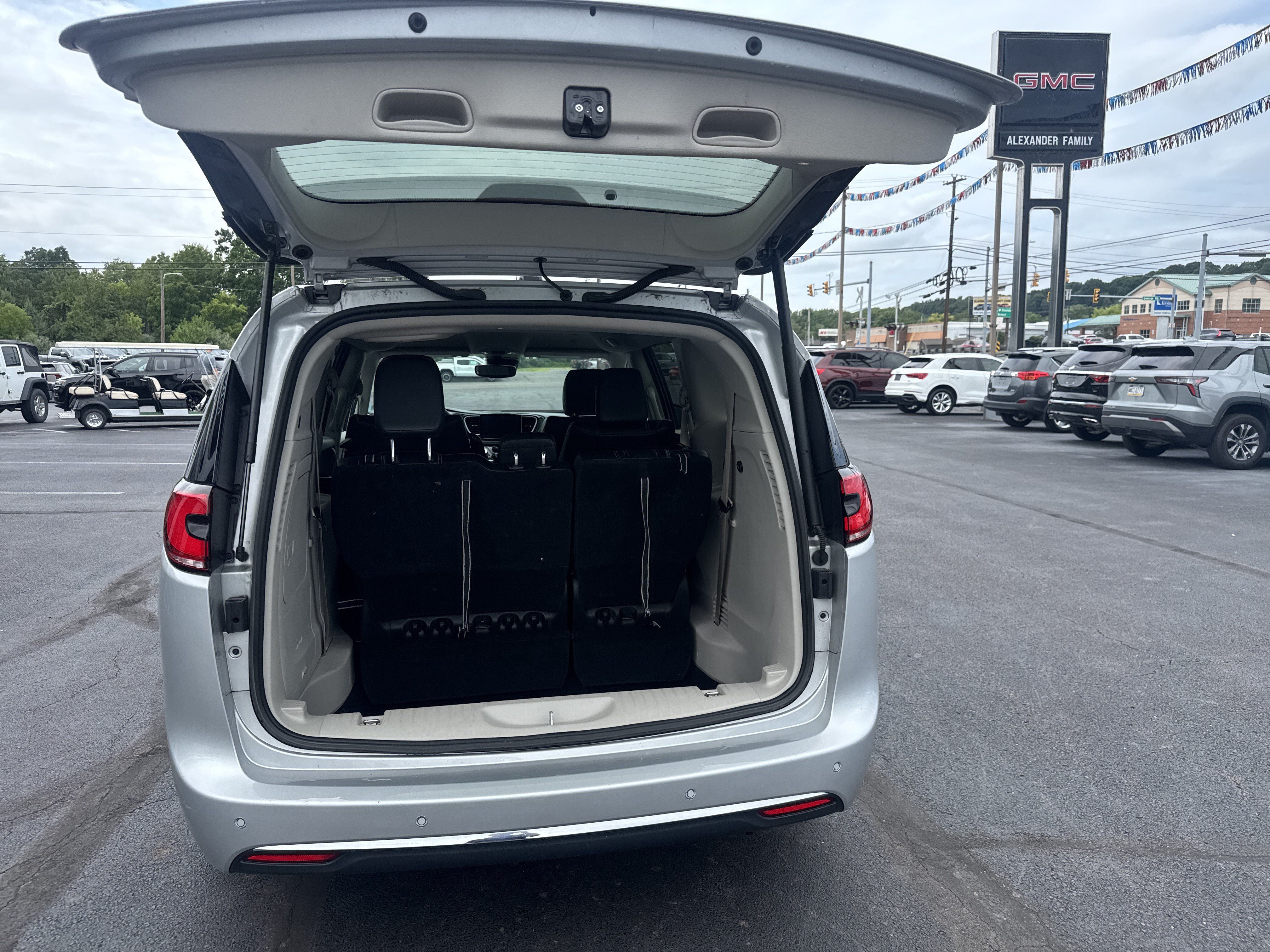 Used 2024 Chrysler Pacifica Limited FWD image 5
