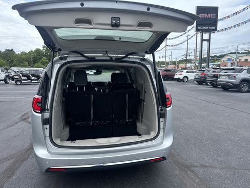 Used 2024 Chrysler Pacifica Limited FWD image 5
