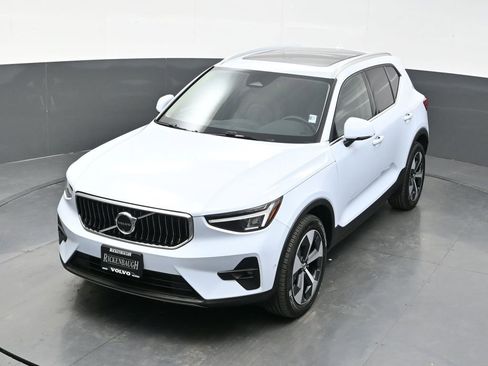 Used 2025 Volvo XC40 B5 Plus image 30