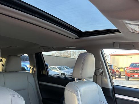 Used 2017 Toyota Highlander XLE image 21