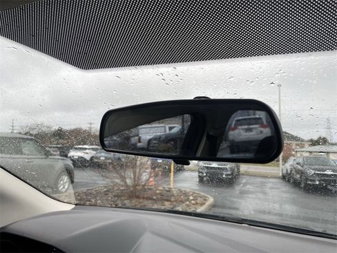 Used 2018 Ford Focus SE w/ SE Appearance Package image 26