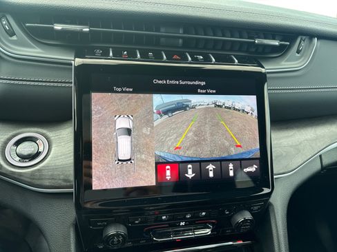 Used 2024 Jeep Grand Cherokee Limited w/ Luxury Tech Group II image 26