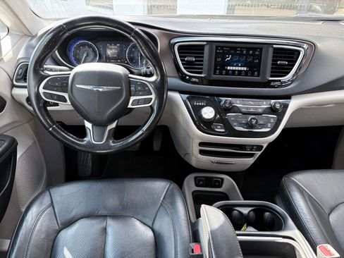 Used 2019 Chrysler Pacifica Touring-L FWD image 23