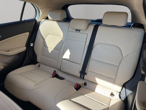 Used 2019 Mercedes-Benz GLA 250 4MATIC w/ Premium Package image 13