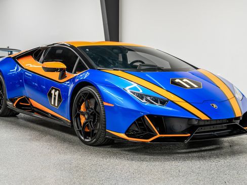 Used 2020 Lamborghini Huracan EVO image 3