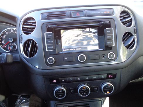 Used 2015 Volkswagen Tiguan SEL image 24